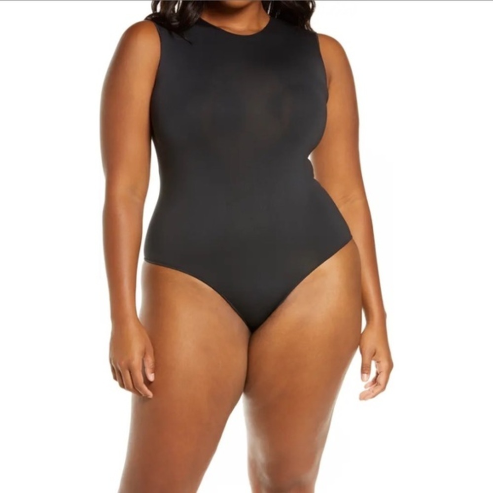 SKIMS ESSENTIAL CREW NECK SLEEVELESS BODYSUIT B730